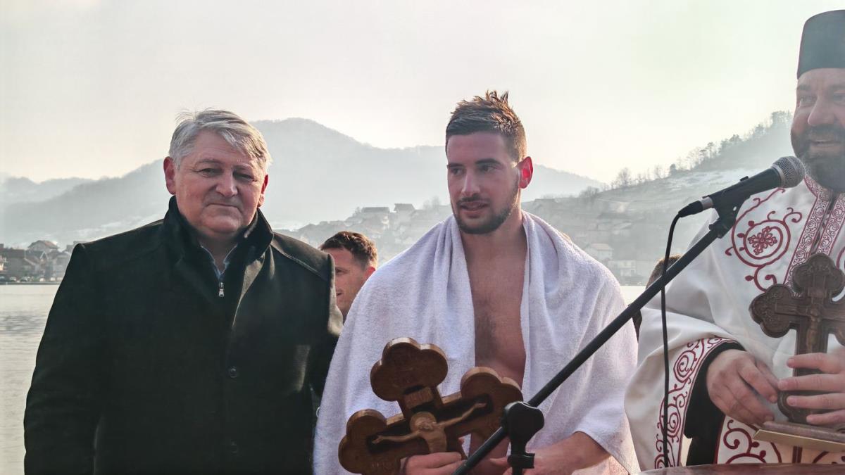 MALI ZVORNIK - Pobednik sa predsednikom opštine.jpg