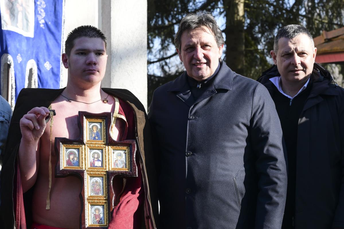 Bogojavljenje plivanje Časni krst Bratislav Gašić selo Šavrane (9).jpg