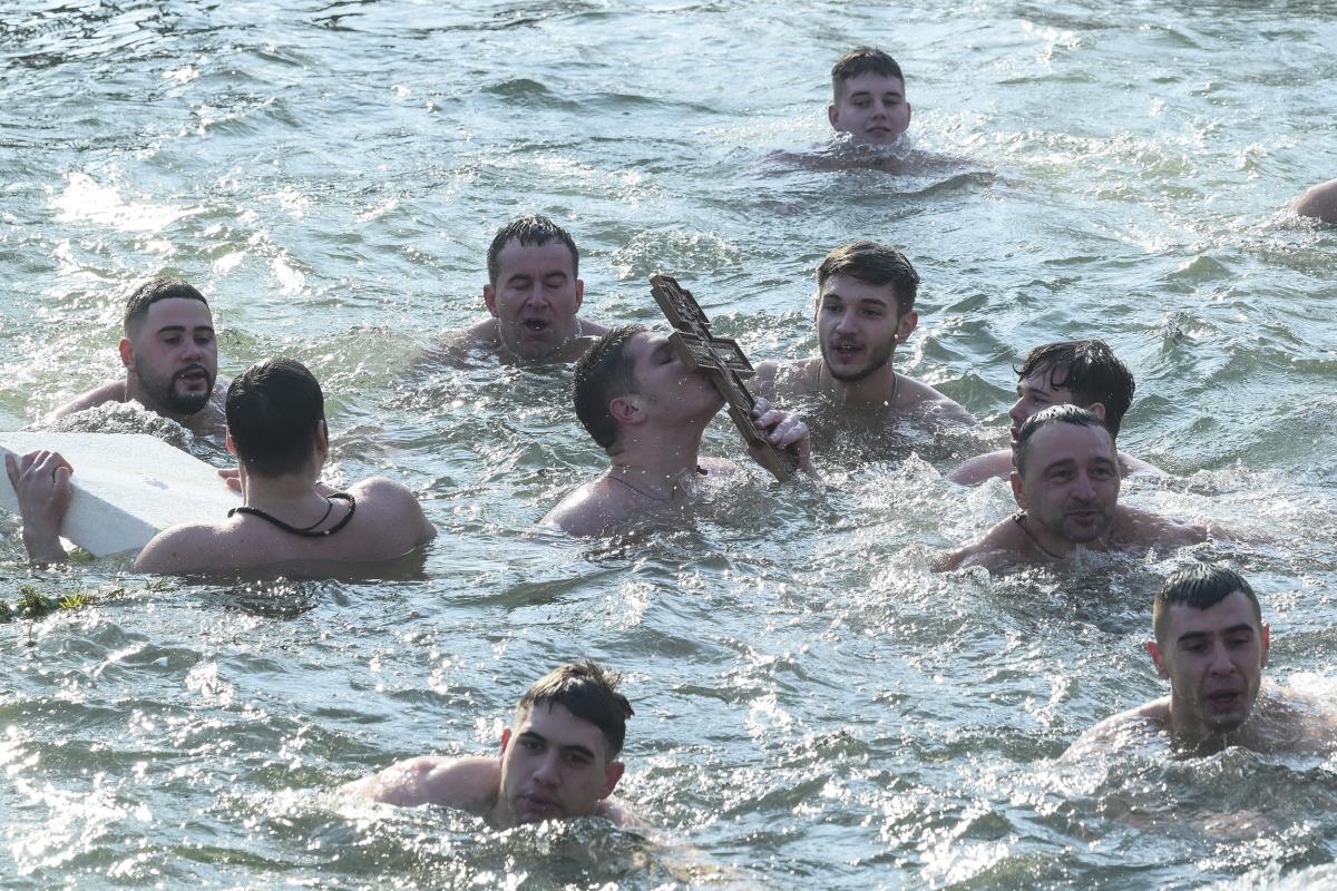 Bogojavljenje plivanje Časni krst Bratislav Gašić selo Šavrane (8).jpg