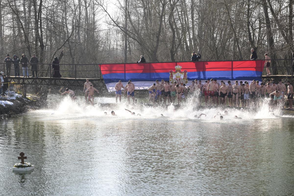 Bogojavljenje plivanje Časni krst Bratislav Gašić selo Šavrane (5).jpg