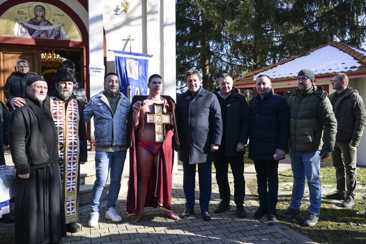 Bogojavljenje plivanje Časni krst Bratislav Gašić selo Šavrane (1).jpg