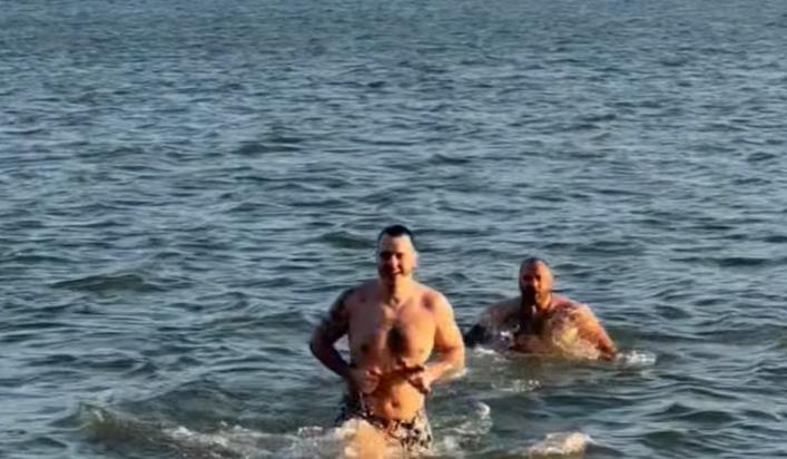 Aleksa Balašević plivao za časni krst