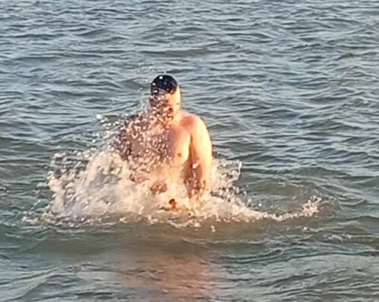 Aleksa Balašević plivao za časni krst