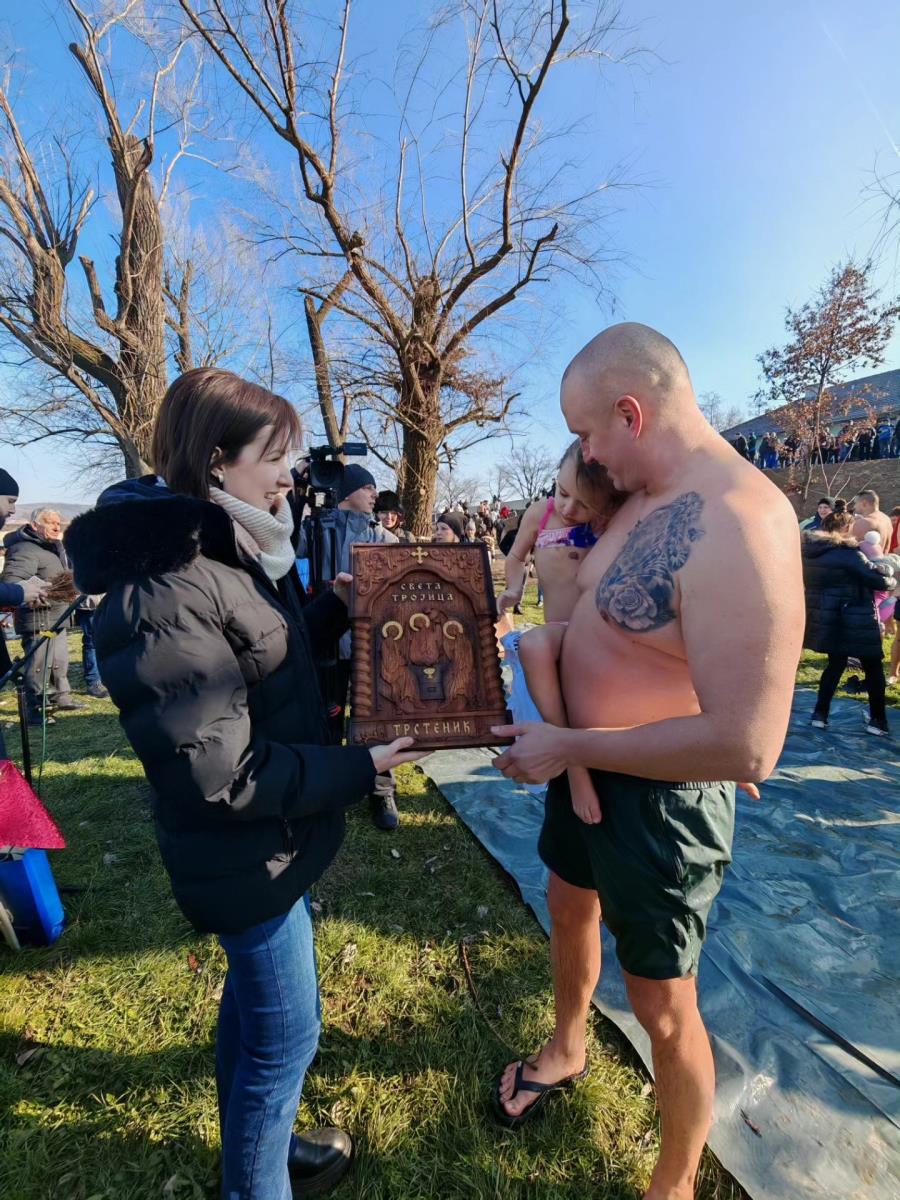 Milena Turk uručuje nagrade.jpg