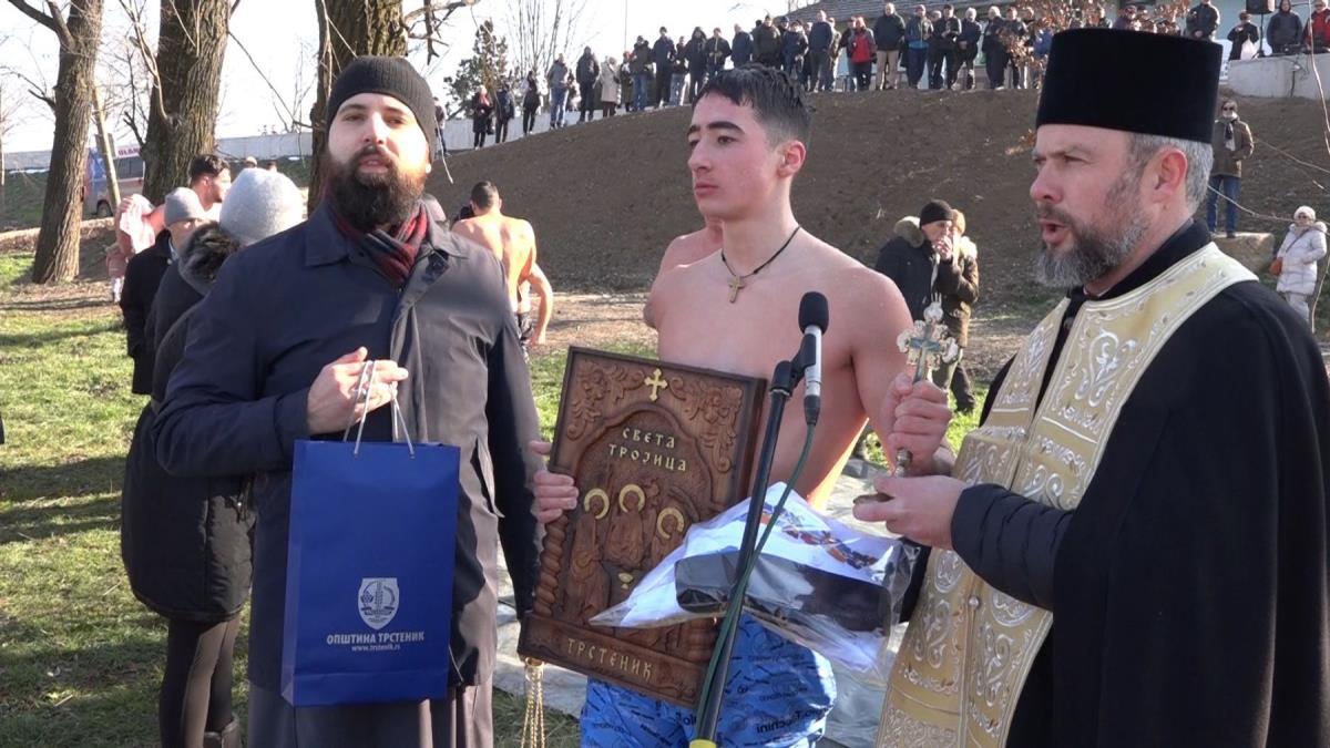 Pobednik trke za Časni Bogojavljenski Krst u Trsteniku.jpg