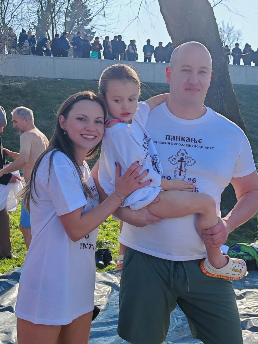 Trstenik, najmlađa učesnica, sa mamom i tatom učesnicima.jpg