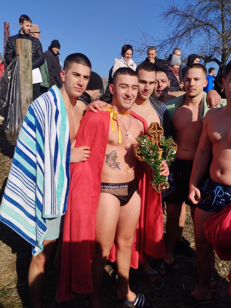 Pobednik u Beloj Vodi sa učesnicima.jpg