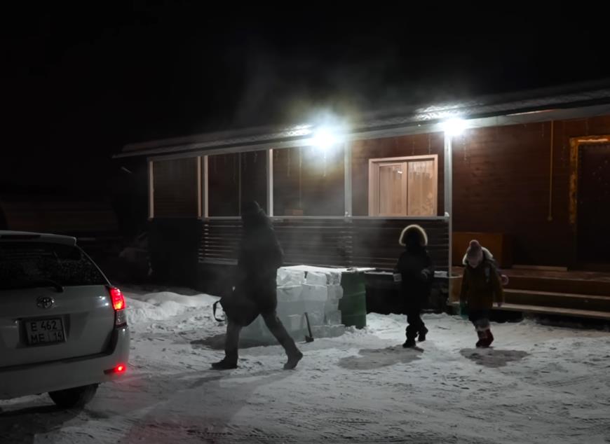 Majka sa bebom u Jakutsku na ekstremnoj hladnoći (5).png