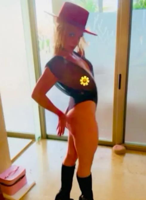 Britni Spirs u providnom bodiju tokom provokativnog plesa na Instagramu (1).jpg