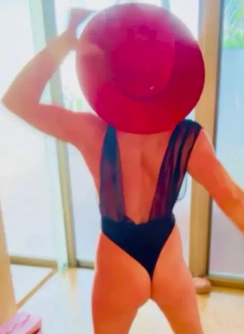 Britni Spirs u providnom bodiju tokom provokativnog plesa na Instagramu (3).png