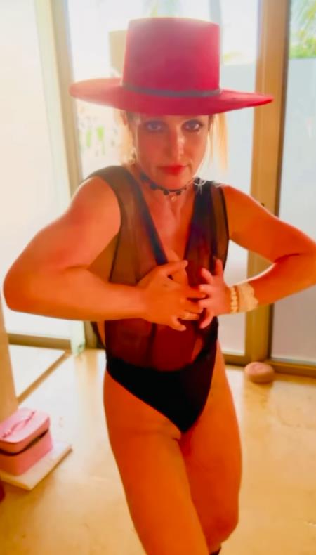 Britni Spirs u providnom bodiju tokom provokativnog plesa na Instagramu (7).png