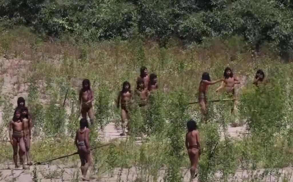 Nekontaktirano amazonsko pleme izlazi na plažu (2).png