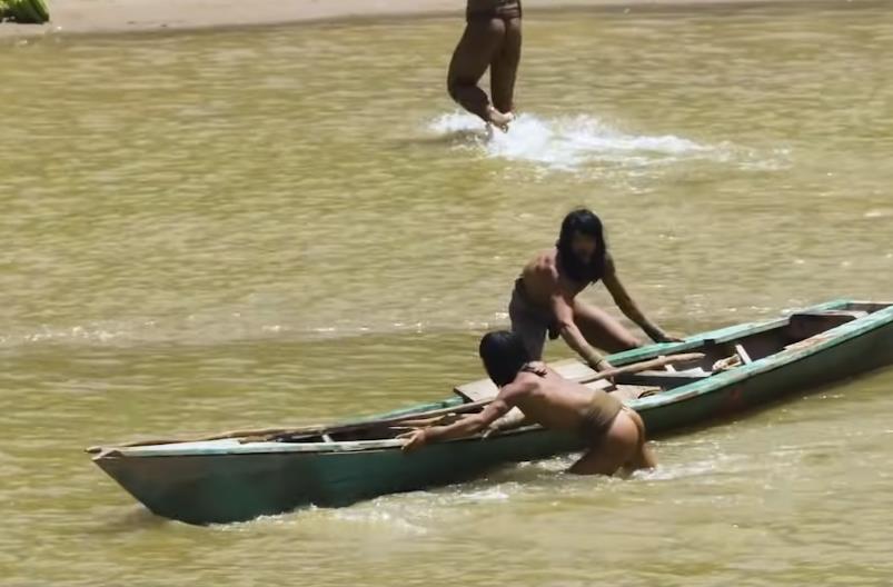 Nekontaktirano amazonsko pleme izlazi na plažu (4).png