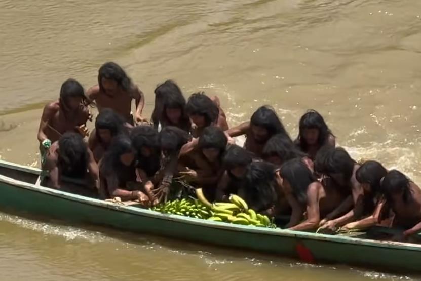 Nekontaktirano amazonsko pleme izlazi na plažu (5).png