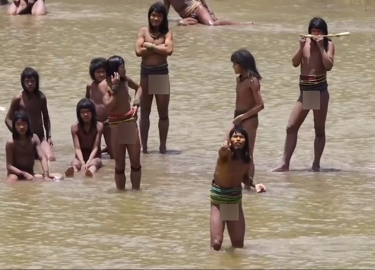 Nekontaktirano amazonsko pleme izlazi na plažu (1).png