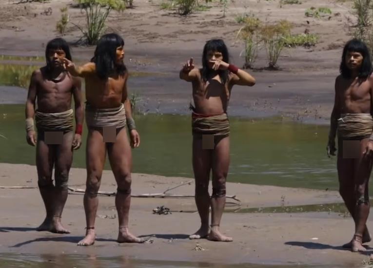 Nekontaktirano amazonsko pleme izlazi na plažu (2).png