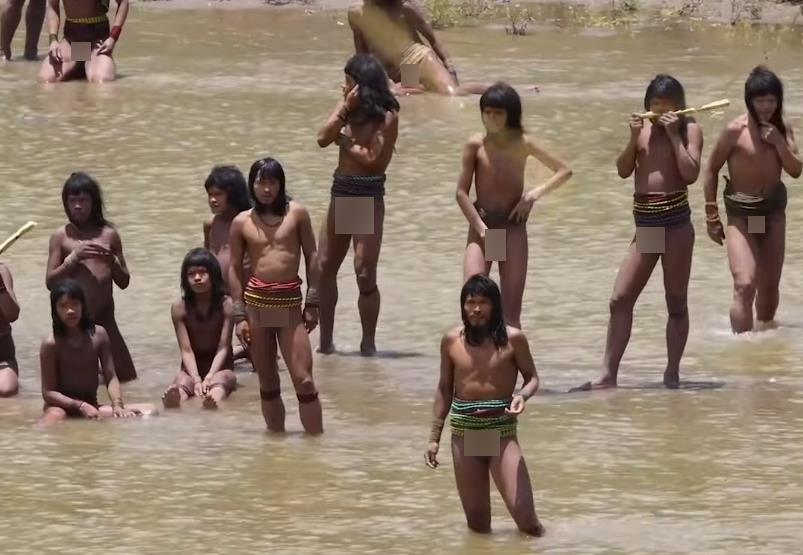 Nekontaktirano amazonsko pleme izlazi na plažu (3).png