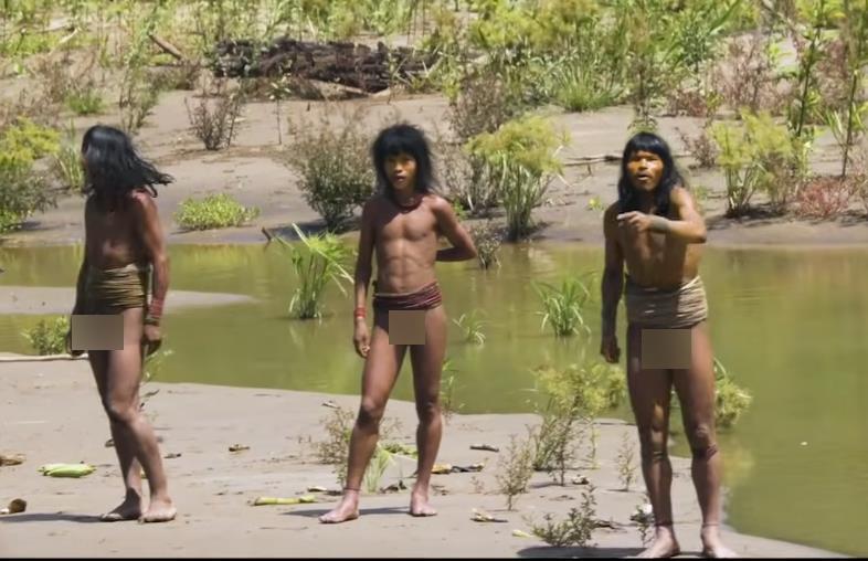 Nekontaktirano amazonsko pleme izlazi na plažu (4).png