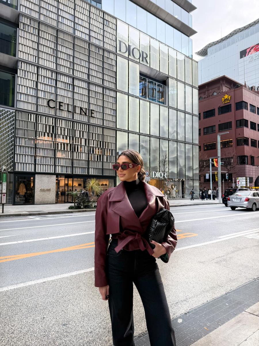 NA SEBI IMA SAMO BADEMANTIL, ISPRED NJE PUCA POGLED OD MILION $! Zgodna žena našeg pevača ispunila sebi san - evo gde sad uživa (FOTO)