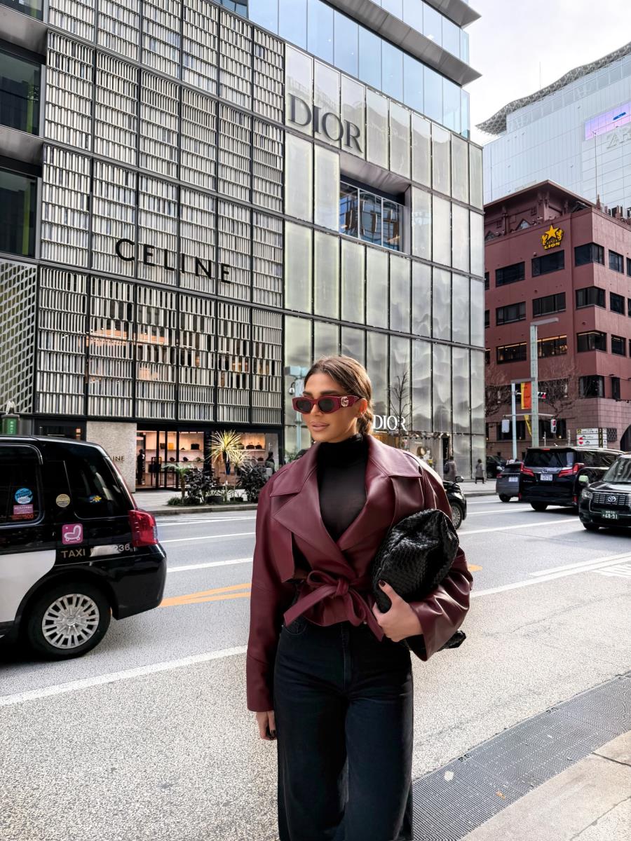 NA SEBI IMA SAMO BADEMANTIL, ISPRED NJE PUCA POGLED OD MILION $! Zgodna žena našeg pevača ispunila sebi san - evo gde sad uživa (FOTO)