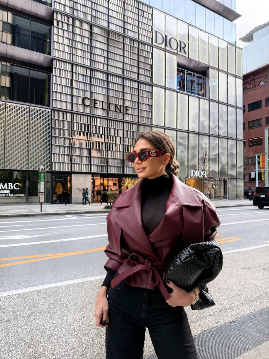 NA SEBI IMA SAMO BADEMANTIL, ISPRED NJE PUCA POGLED OD MILION $! Zgodna žena našeg pevača ispunila sebi san - evo gde sad uživa (FOTO)