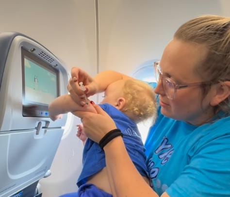 Kajli Grajams sinu daje insulin u avionu