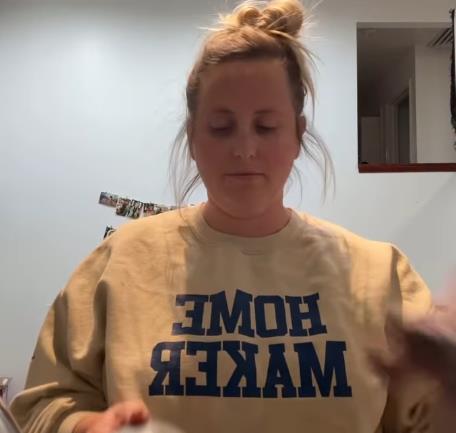 Kajli Grajams u žutom duksu