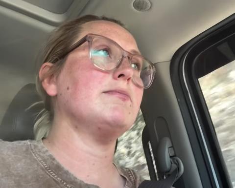 Kajli Grajms vozi auto