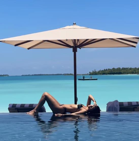 Kim Turnbul snaja Bekamovih, devojka Romea Bekama (7).png