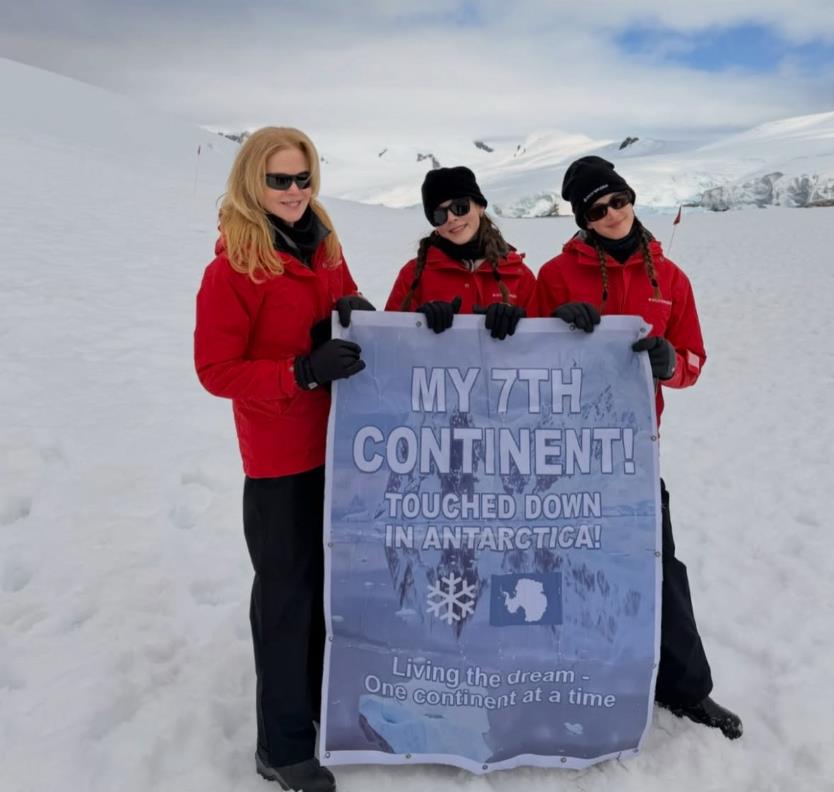 Nikol Kidman na Antartiku  ćerki Sandej Rouz i Fejt Margaret