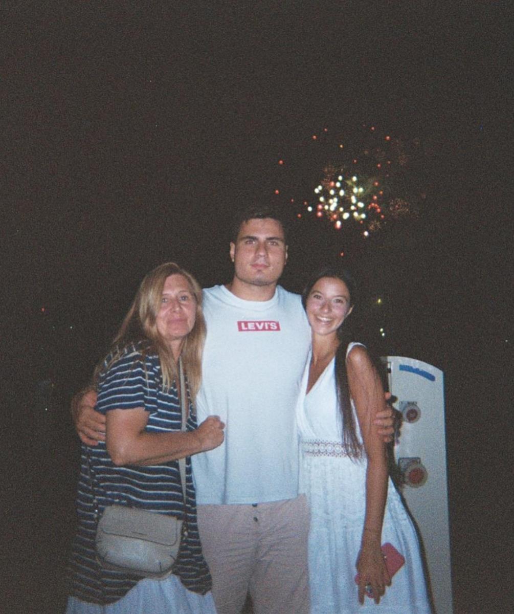 Mateo Joki Grata sa majkom i devojkom