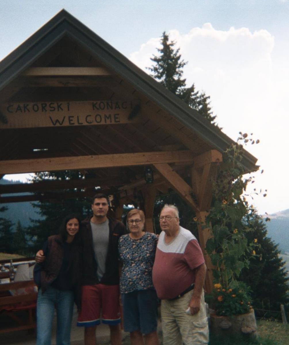 Mateo Joki Grata sa babom, dedom i devojkom