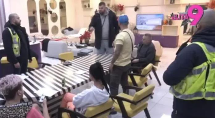 JANJUŠ NASRNUO NA JOVANU, ČUPAO JE I GURNUO Obezbeđenje upalo u kuću, izazvao haos usred nominacije (FOTO)