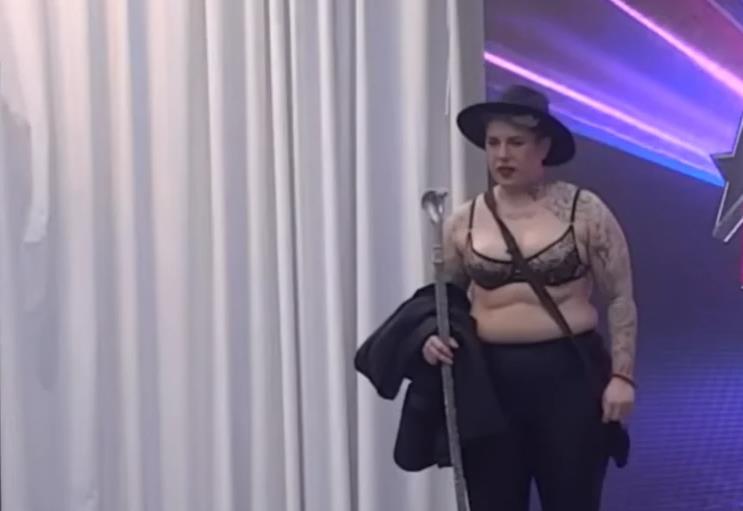 MARTORA FUL NAŠMINKANA I U ČIPKASTOM BRUSU! Sve ostavila bez reči kad je svukla sako - Izbacila grudi i sve ostavila u šoku! (VIDEO)