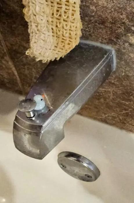 žena sakrila patkice po stanu da testira čistačicu (9).png