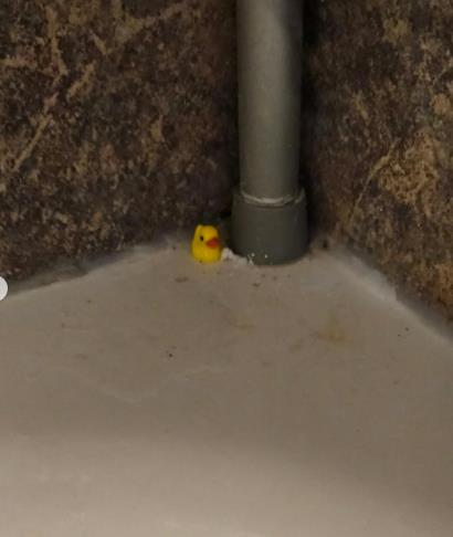 žena sakrila patkice po stanu da testira čistačicu (7).png