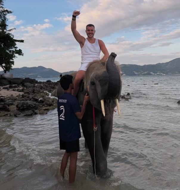 Estrada uživa na Tajlandu