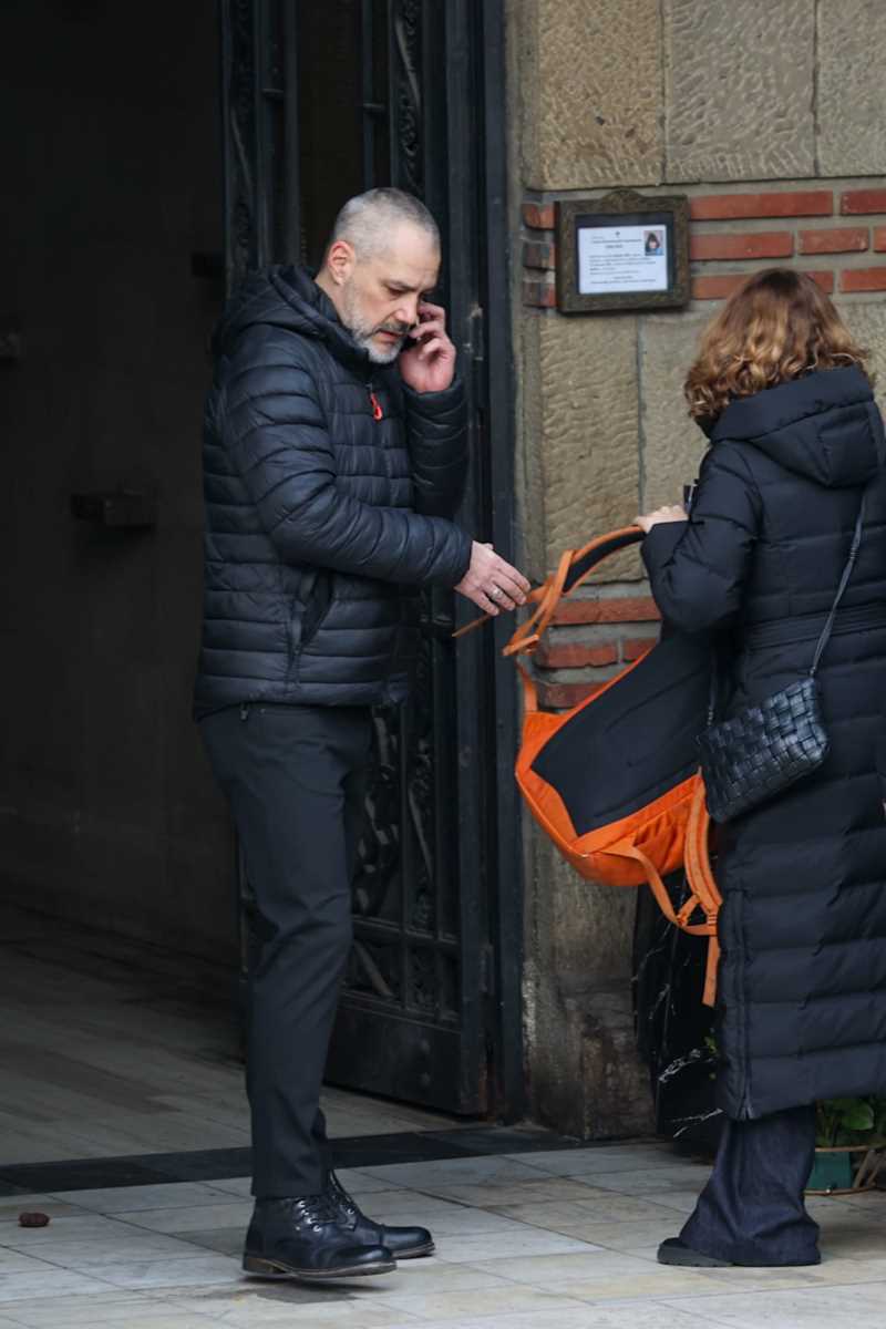 Vasil Hadžimanov na ispraćaju za kremaciju majke Senke