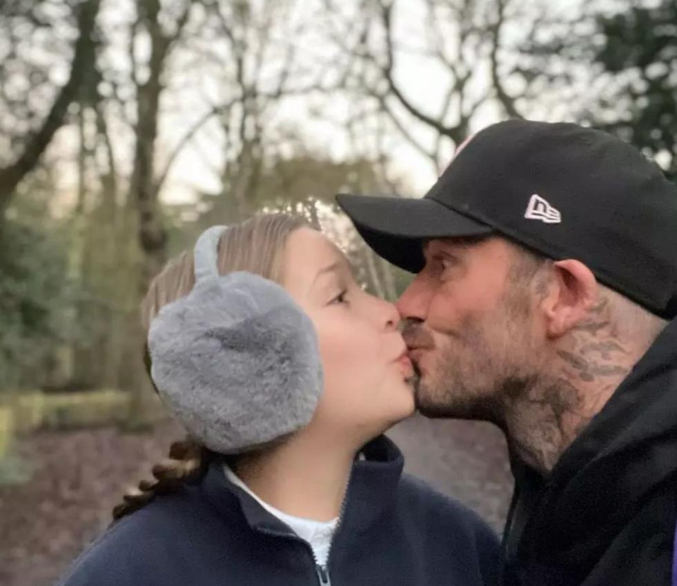 Dejvid Bekam sa ćerkom Harper – kontroverzni poljubac (3).png