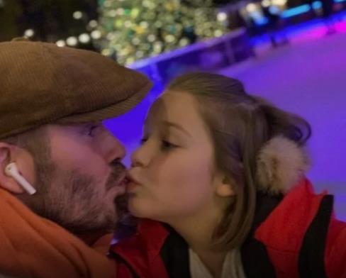 Dejvid Bekam sa ćerkom Harper – kontroverzni poljubac (6).png