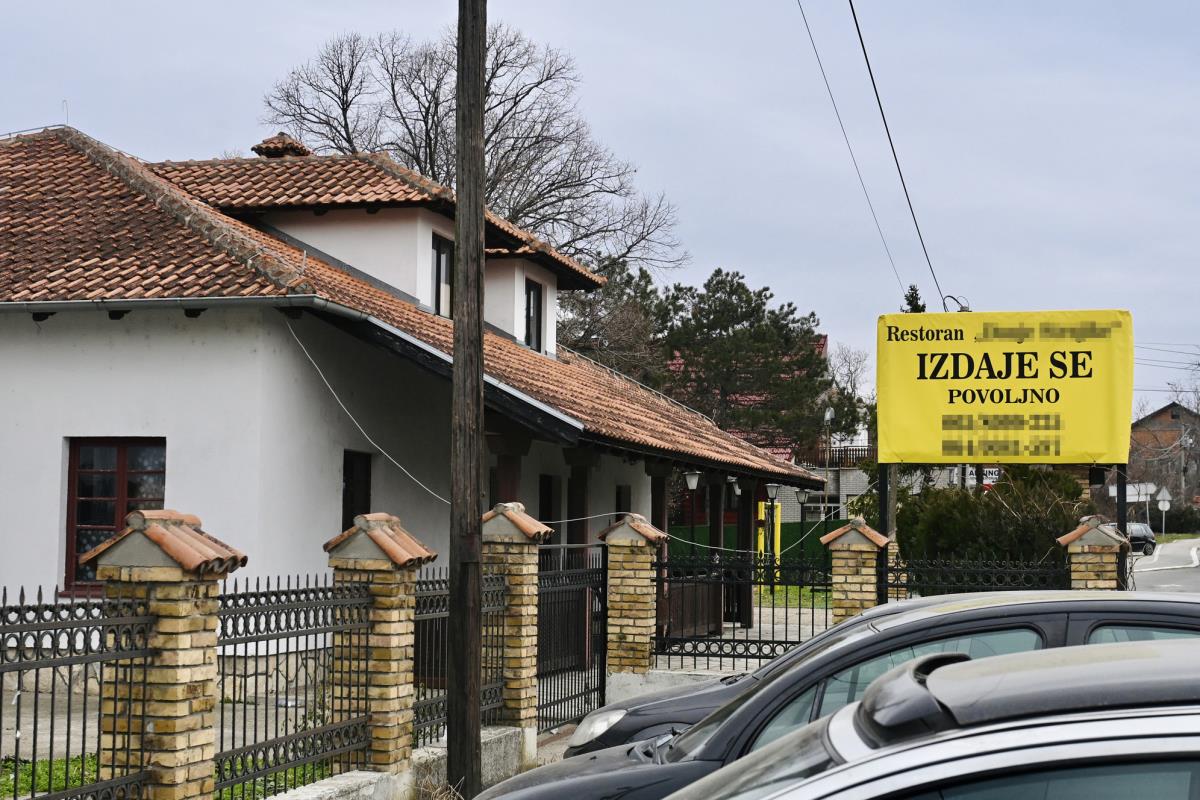 (FOTO) KAFANA ZATVORENA, IZGRADNJA KUĆE STOPIRANA Biznis Zorice Markopvić propao, ostalo samo smeće i korov: Meštani otkrili sve o BANKROTU I DUGOVIMA