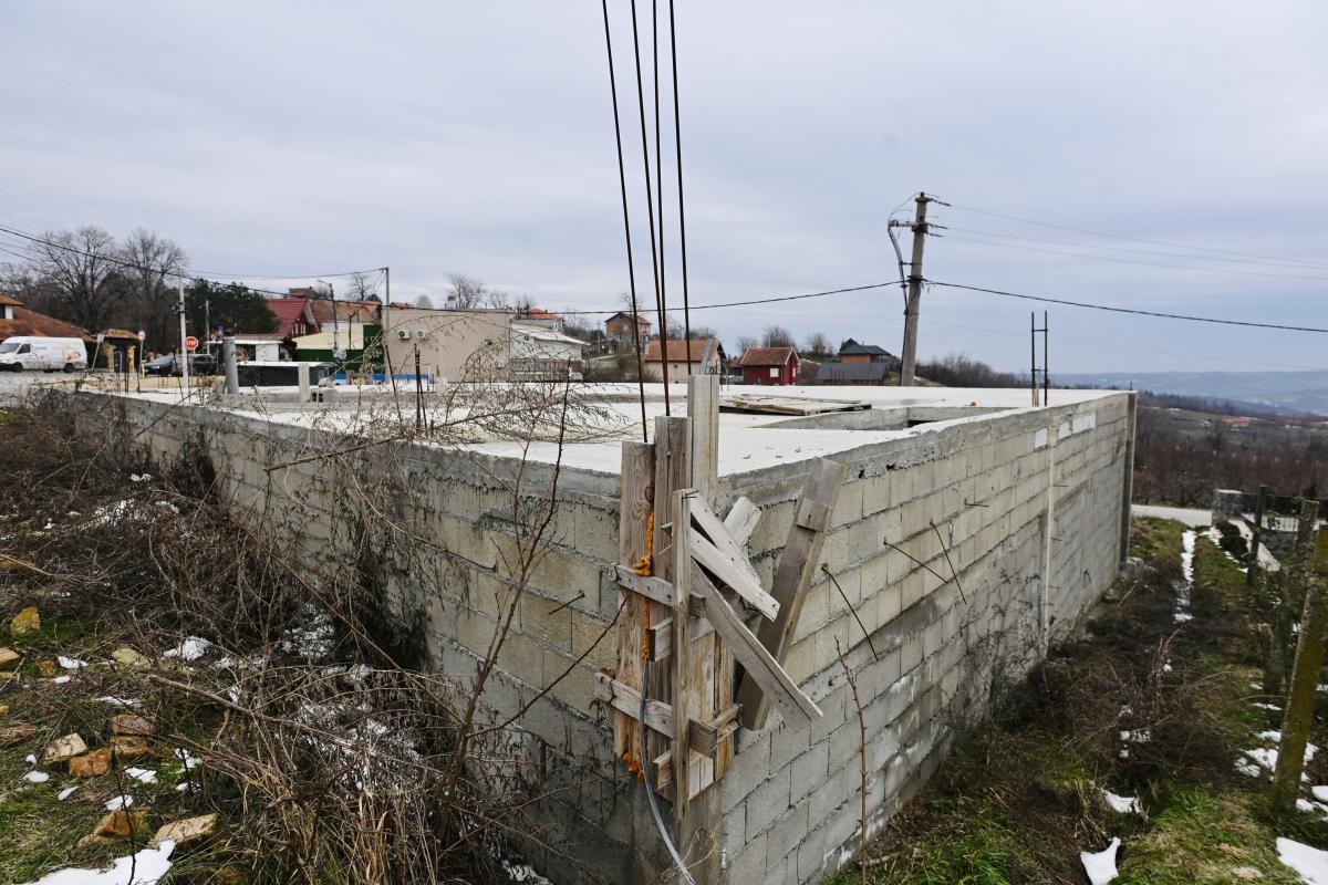 (FOTO) KAFANA ZATVORENA, IZGRADNJA KUĆE STOPIRANA Biznis Zorice Markopvić propao, ostalo samo smeće i korov: Meštani otkrili sve o BANKROTU I DUGOVIMA