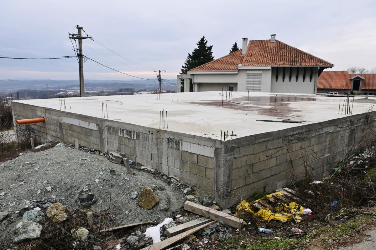 (FOTO) KAFANA ZATVORENA, IZGRADNJA KUĆE STOPIRANA Biznis Zorice Markopvić propao, ostalo samo smeće i korov: Meštani otkrili sve o BANKROTU I DUGOVIMA