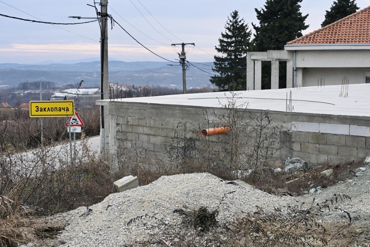 (FOTO) KAFANA ZATVORENA, IZGRADNJA KUĆE STOPIRANA Biznis Zorice Markopvić propao, ostalo samo smeće i korov: Meštani otkrili sve o BANKROTU I DUGOVIMA
