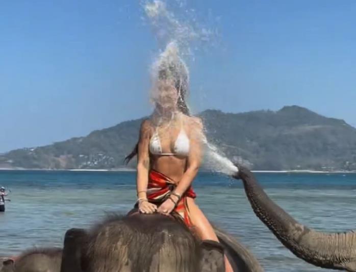 Anđela Đuričić jaše slona