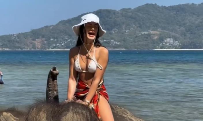 Anđela Đuričić jaše slona