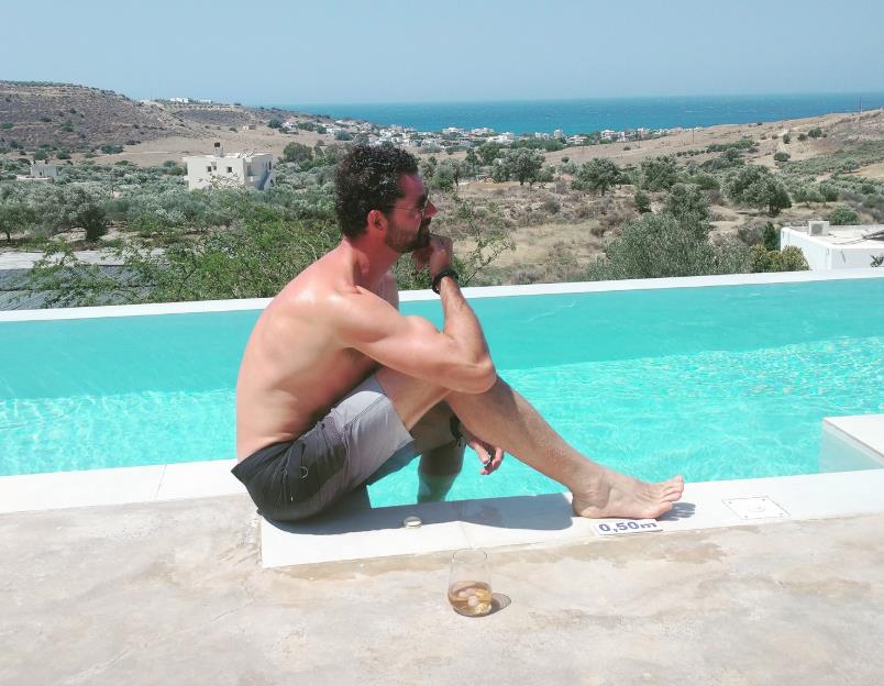 Vik Kokula pored bazena