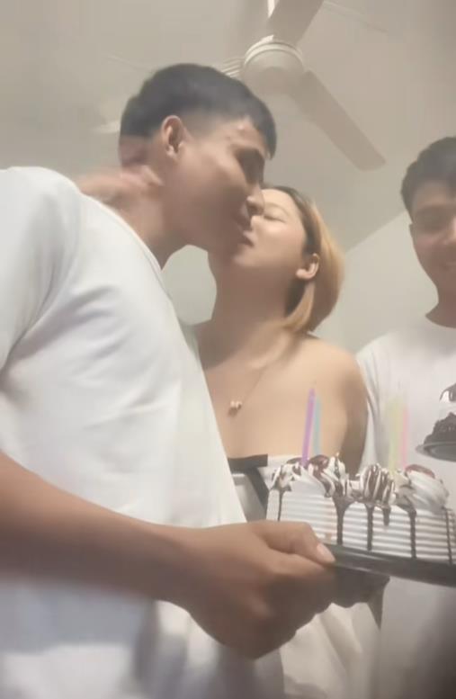 Devojka u vezi sa dvojicom identičnih blizanaca