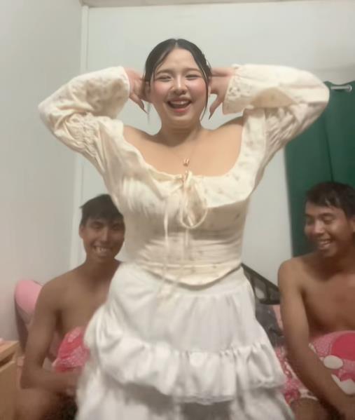 Devojka u vezi sa dvojicom identičnih blizanaca