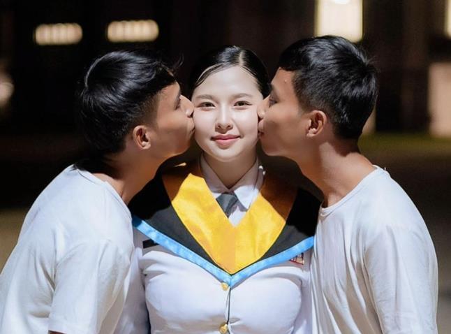 Devojka u vezi sa dvojicom identičnih blizanaca